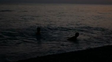 Çocuklar açık havada suda eğlenmek. Mutlu çocuklar neşeli küçük erkek ve kız nehir su içinde oynamaya. Yaz eğlencesi.