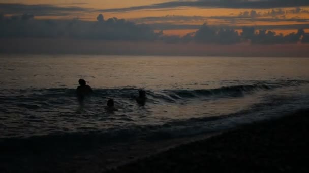 Kinder vergnügen sich im Wasser im Freien. fröhliche Kinder, fröhliche kleine Jungen und Mädchen, die im Flusswasser spielen. Sommerspaß. — Stockvideo