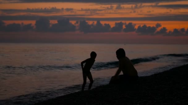 孩子们在户外有在水中的嬉戏。快乐的孩子们快乐的小男孩和女孩在江水中。有趣的夏季. — 图库视频影像