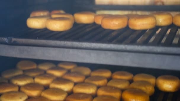 Smoked cheese on the oven, the cooking process. — Stock Video