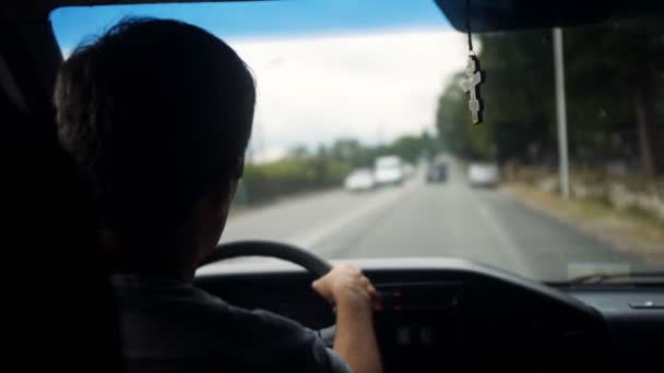 Um homem a conduzir um carro. Foco na estrada . — Vídeo de Stock