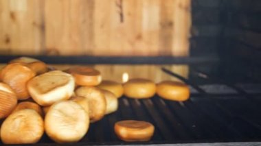 Fırın pişirme işlemi peynir füme.