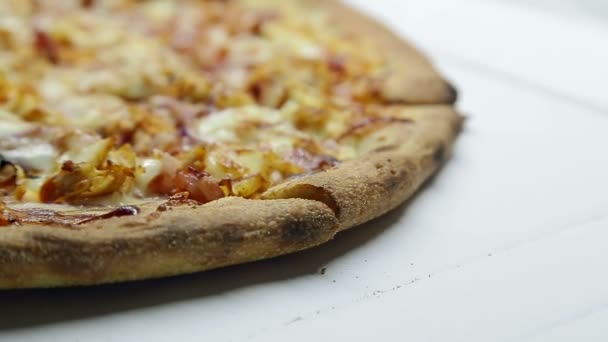 Bord de pizza avec poulet et tomates tourne sur la plaque blanche — Video