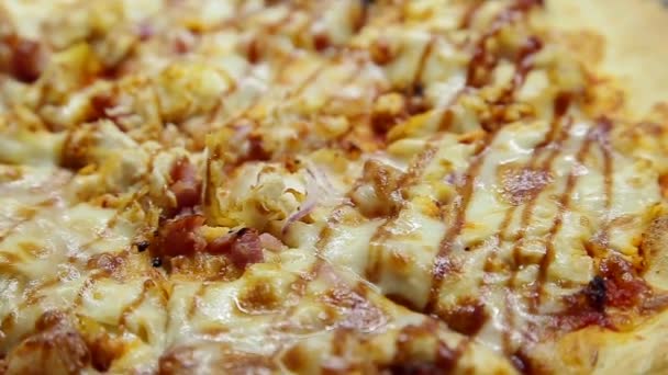 Kanten av pizza med kyckling och tomat — Stockvideo