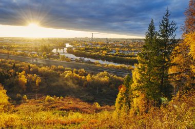 Gün batımında şehrin sonbahar manzara