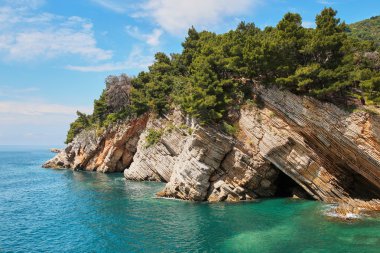 Doğal deniz kayalıklarla Karadağ'dan güzel Körfezi