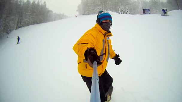 Manliga hastighet snowboardåkare snö — Stockvideo