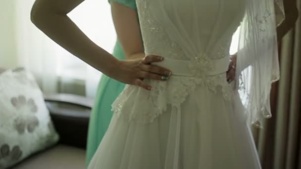 Dama de honra amarrando arco no vestido de noiva — Vídeo de Stock