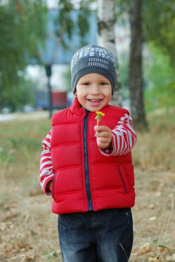 çiçek ile küçük çocuk