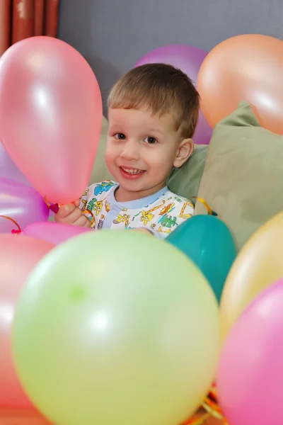 Giovane ragazzo giocare con palloncini — Foto Stock