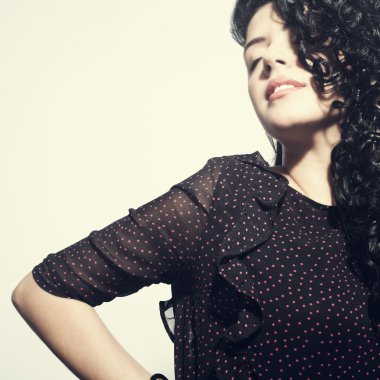 Uzun kıvırcık saç modeli esmer. parlak kıvırcık İpeksi saçlar studio atış ile şehvetli esmer kadın.