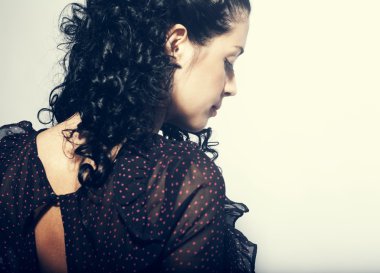 Uzun kıvırcık saç modeli esmer. parlak kıvırcık İpeksi saçlar studio atış ile şehvetli esmer kadın.