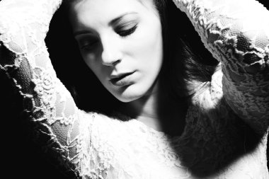 Güzellik modeli mükemmel uzun parlak kahverengi saçlı. Yakın çekim portre.