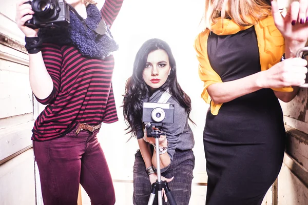 Jóvenes hermosas mujeres tomando una foto con una cámara digital . —  Fotos de Stock