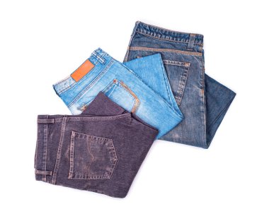 beyaz zemin üzerinde kot pantolon