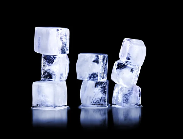 Cubes de glace sur fond noir — Photo