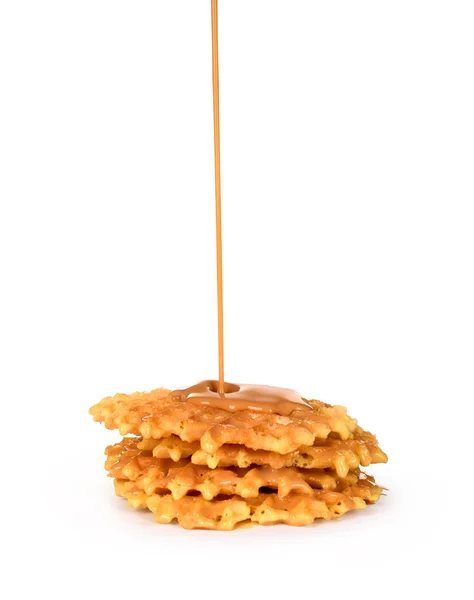 Tatlı karamel sos bir waffle dökülür — Stok fotoğraf