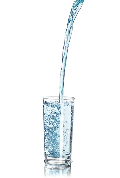 Een sterk stromende water gieten in een glas geïsoleerd op witte ba — Stockfoto