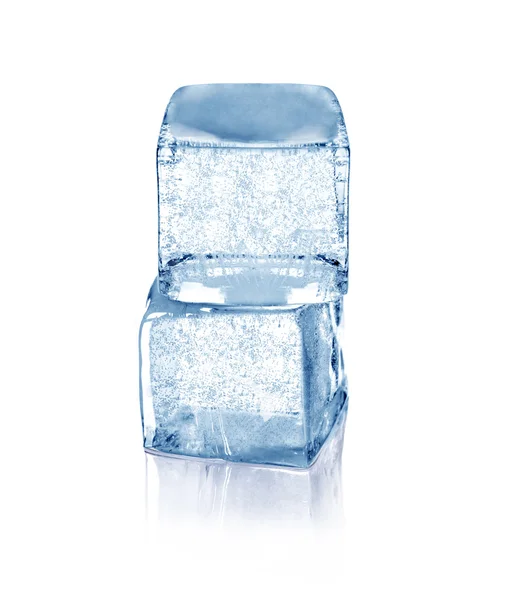 Cubes de glace bleue isolés sur un fond blanc — Photo