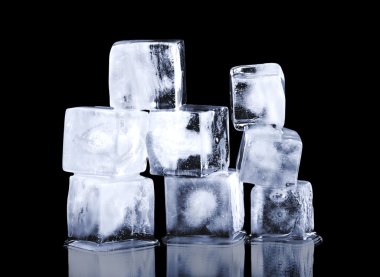 Siyah bir arka plan güzel buz küpleri