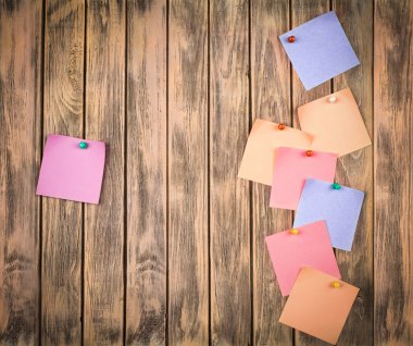 eski bir ahşap tahta üzerinde çeşitli Not kağıtları