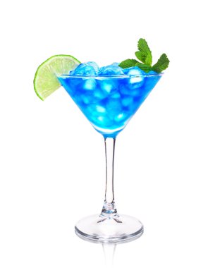 limon ve nane üzerinde beyaz izole kokteyl bardak