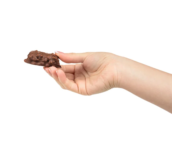 Una mano sosteniendo una barra de chocolate con leche sobre un fondo blanco aislado — Foto de Stock