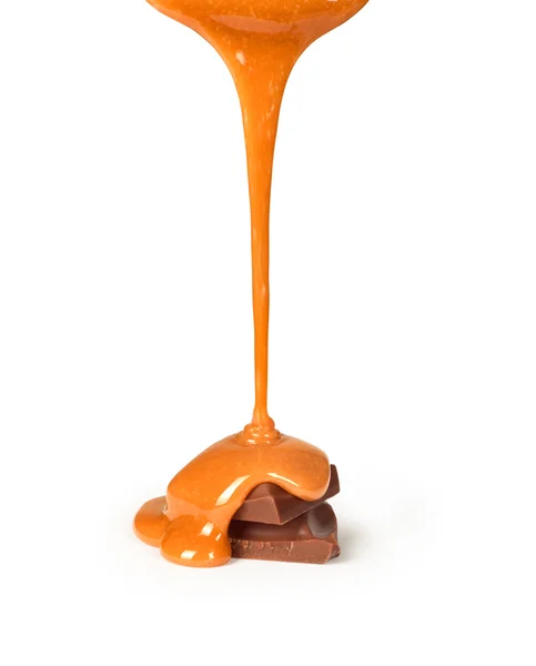 La salsa dolce di caramello è versata su una barretta di cioccolato — Foto Stock