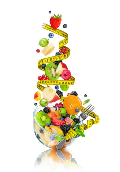 Dieet concept, fruitsalade meten tape en vork zet op een iso — Stockfoto