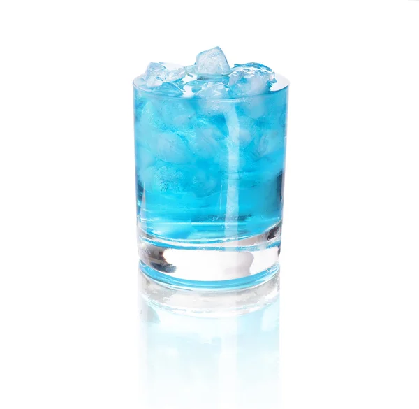 Verre avec eau bleue et glace — Photo