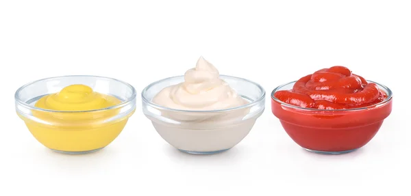 Ketchup, mosterd en mayonaise in glazen kommen — Stockfoto