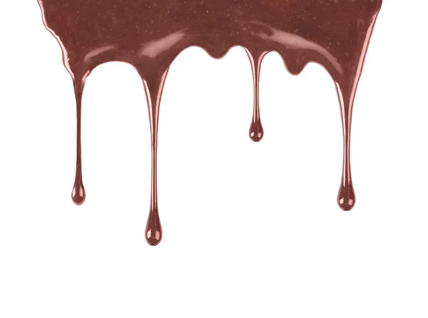 Закрытие шоколадного сиропа, протекающего на белом фоне — стоковое фото