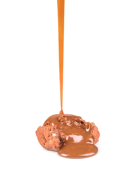 O molho de caramelo doce vaza-se em uns biscoitos — Fotografia de Stock