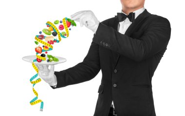 Bir tabak meyve salatası tutan garson t ölçme sarılmış