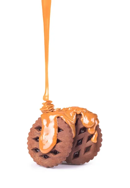Süße Karamellsoße wird auf ein Plätzchen gegossen — Stockfoto
