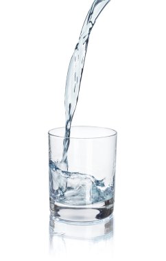 Beyaz arka plan üzerinde izole bir bardak içine su dökme