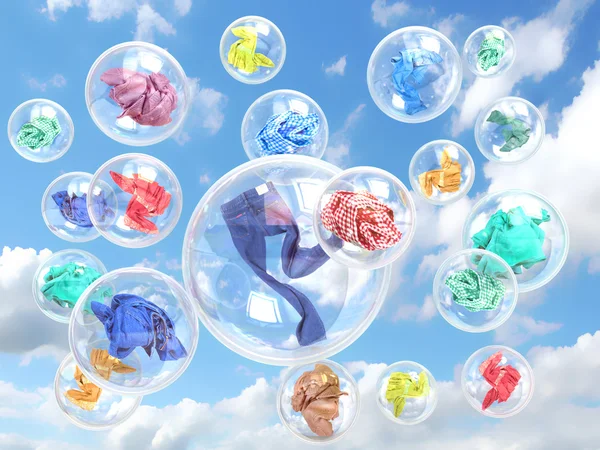 Ropa en burbujas de jabón en el cielo fondo concepto de lavado — Foto de Stock