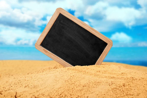 Netzbrett für Ihren Text auf sommerlichem Hintergrund im Sand. — Stockfoto