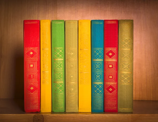 Bücher im Regal, Nahaufnahme, auf Holzgrund — Stockfoto