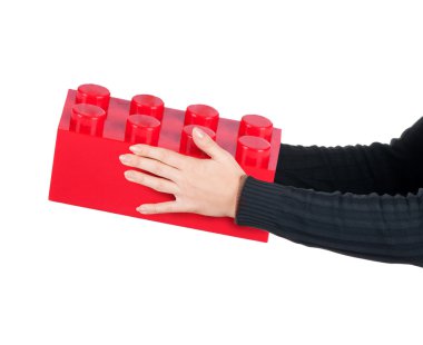 Kız bir kurucu büyük bir blok tutar
