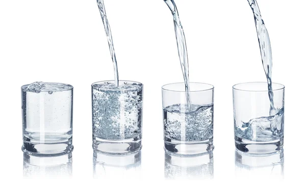 Набор стаканов с водой на изолированном белом фоне — стоковое фото