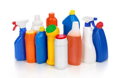 Beyaz arka plan üzerinde izole plastik deterjan şişeleri. Temizleme