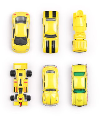 Beyaz zemin üzerine sarı oyuncak arabalar