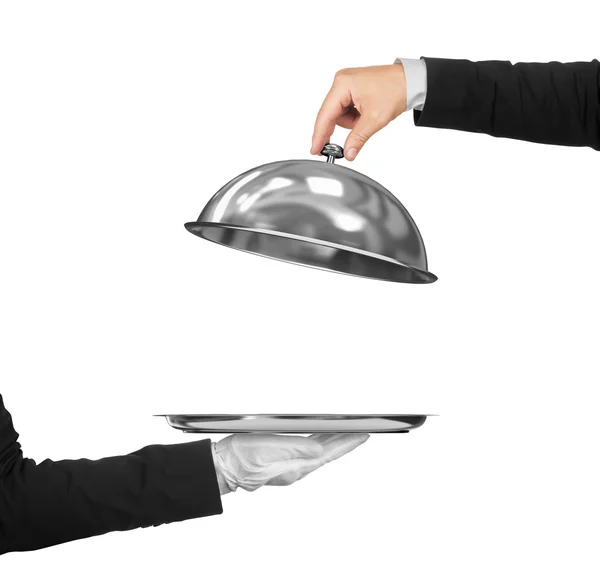 La mano del camarero sosteniendo la cloche sobre una bandeja vacía en un isol —  Fotos de Stock
