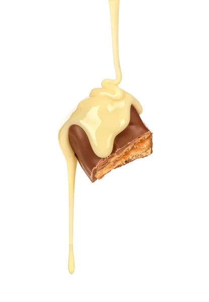 甜奶酱汁浇在一根巧克力棒 — 图库照片