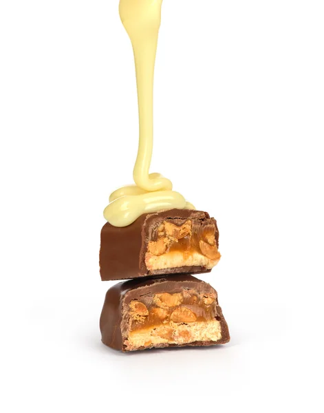 Salsa de leche dulce se vierte en una barra de chocolate — Foto de Stock