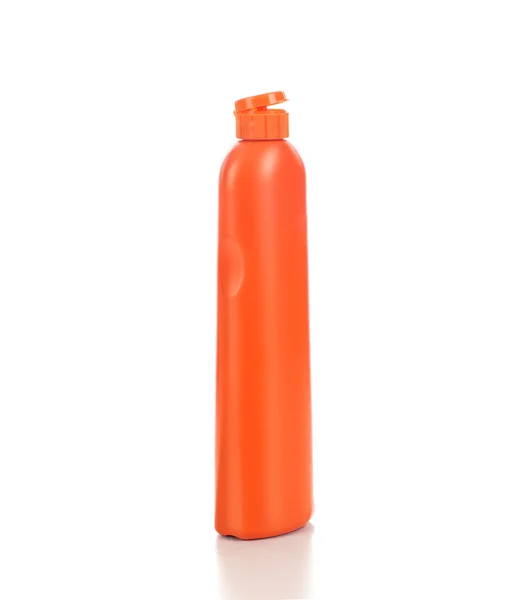 Frasco de plástico laranja com detergente isolado no fundo branco — Fotografia de Stock