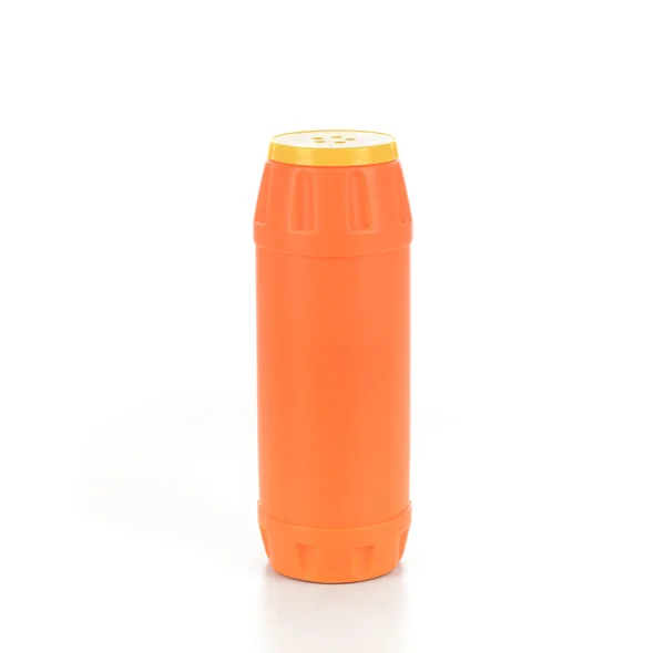 Bottiglia di plastica arancione con detergente in polvere isolato su ba bianca — Foto Stock
