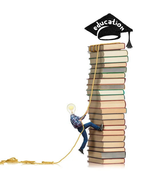 Den unge mannen drar tauet som klatrer opp fra boken. – stockfoto