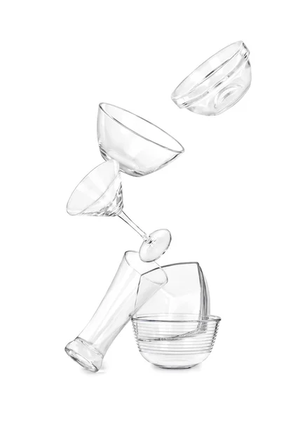 Pratos de vidro em voo sobre fundo branco — Fotografia de Stock